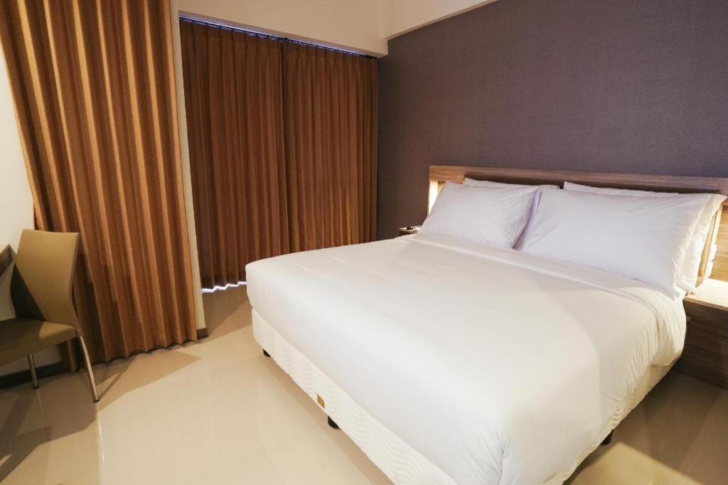 My Tower Hotel Surabaya Esterno foto
