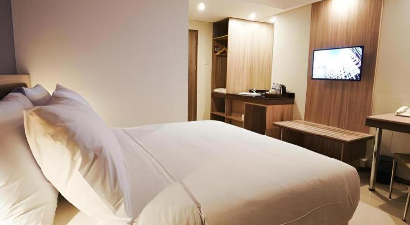 My Tower Hotel Surabaya Esterno foto